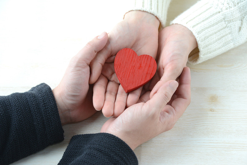 ハートを持つ手