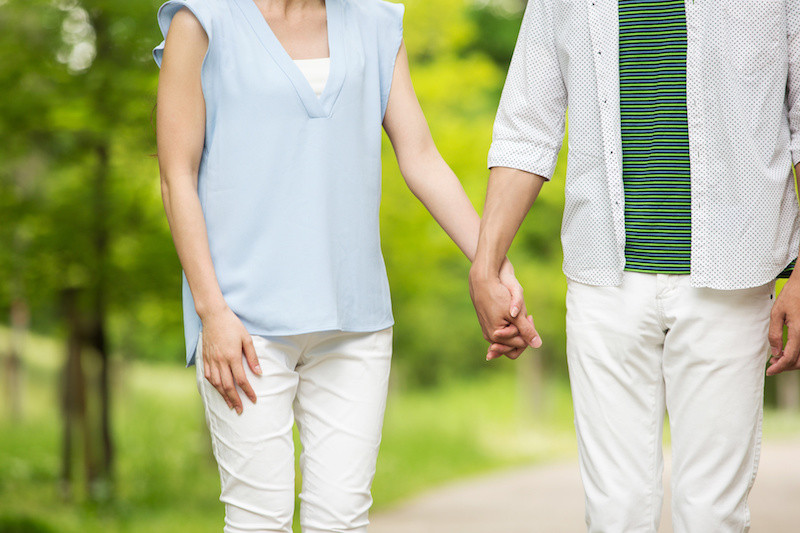 手をつなぐ男女
